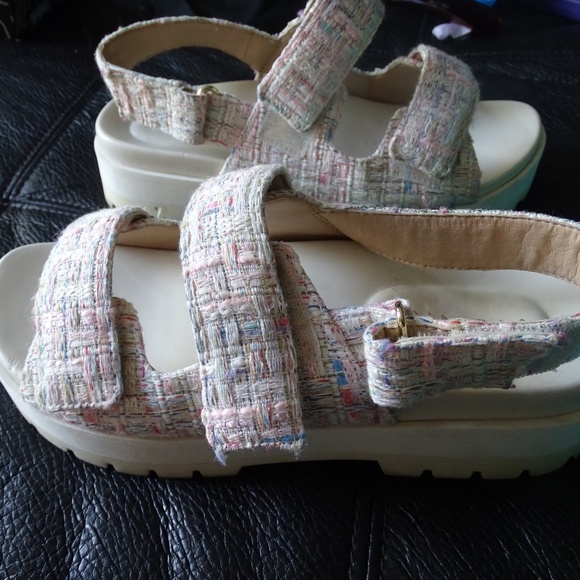 LIKE NEW VIONIC PLATFORM SANDELS - Picture 1 of 3